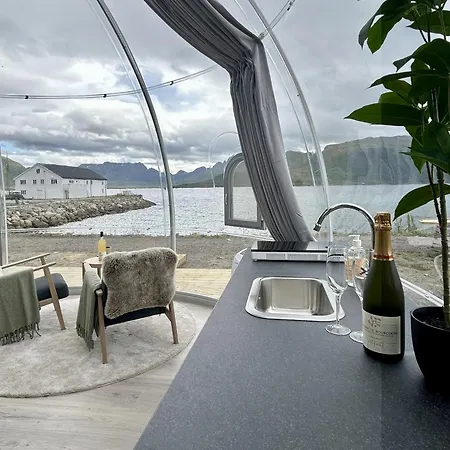 Glass Domes At Arctic Ocean Кемпинг